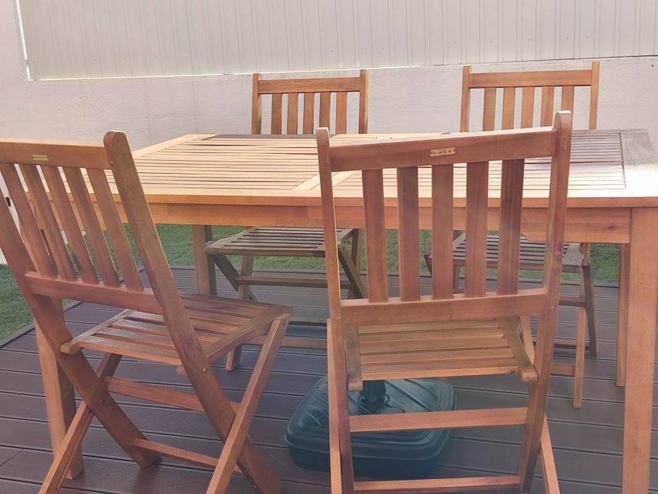 Mesa de jardim de madeira