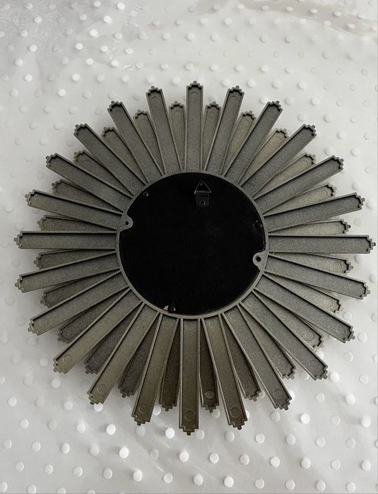 Cabide de pé em inox e espelho de parede