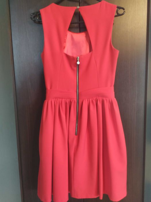 Rozkloszowana czerwona sukienka 36