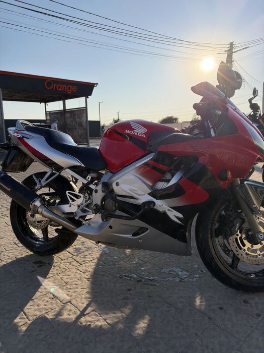Продам Honda CbRf4I
