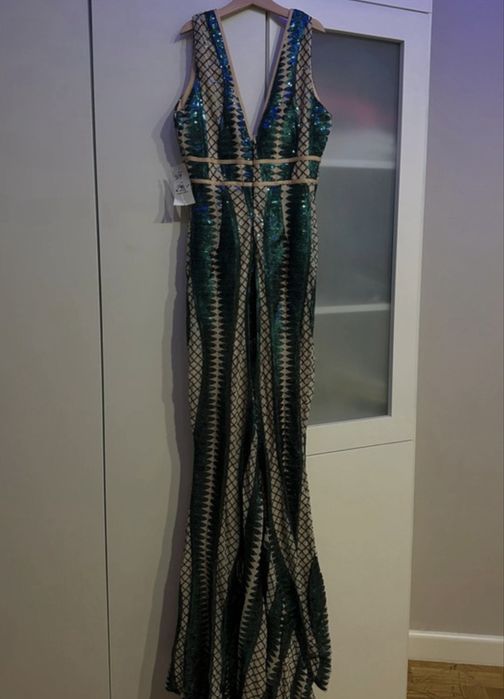 Dluga przylegajaca sukienka