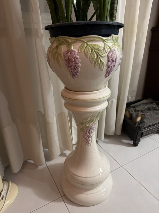 Vasos e coluna decorativos