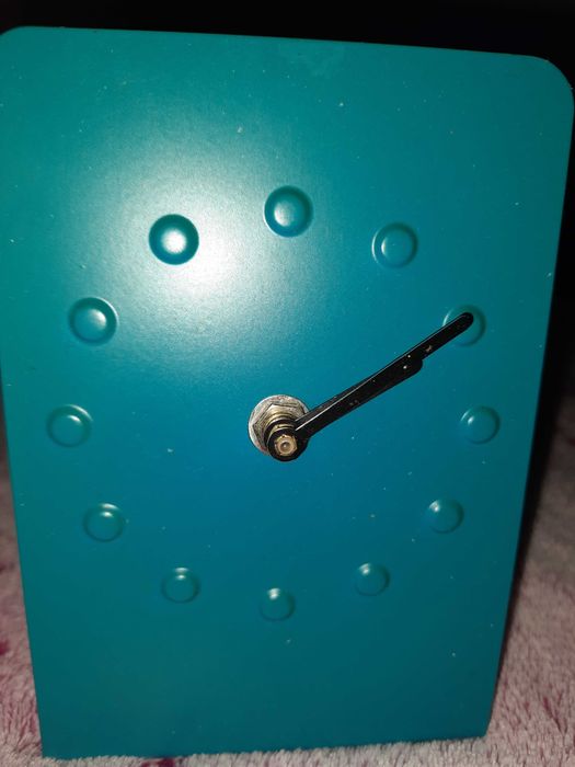 Годинник настільний з металу оригінальний.