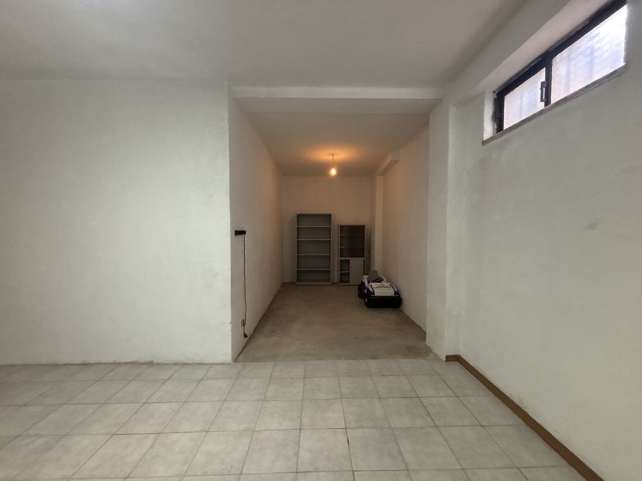 Garagem Espaçosa com Luz Natural e Agua