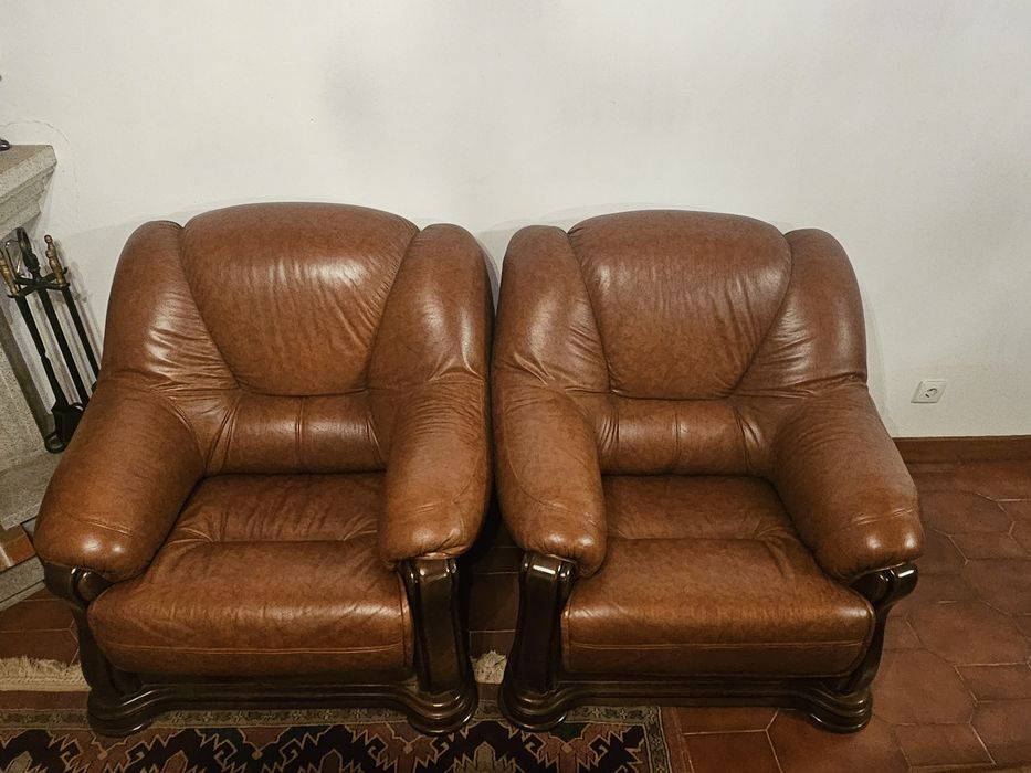 Conjunto sofas em cabedal