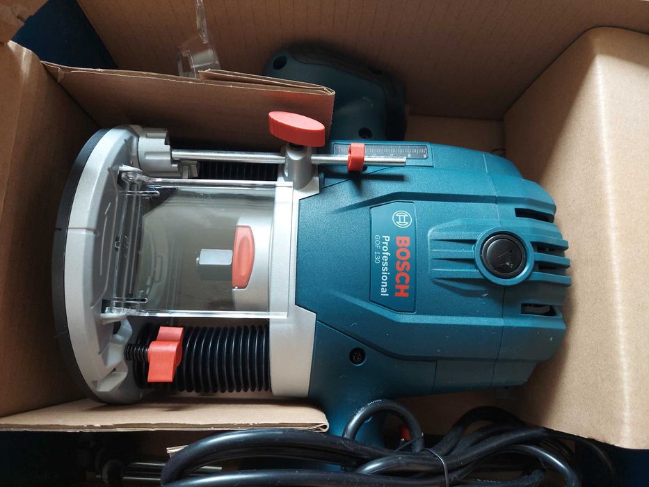 Комплект: Фрезер Bosch Professional GOF 130 та набір фрез по дереву Hitachi Hikoki 12 шт.