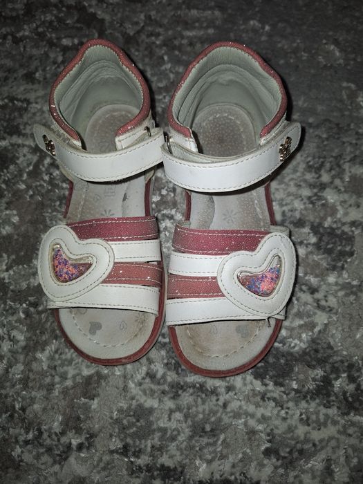 Продам босоніжки на дівчинку