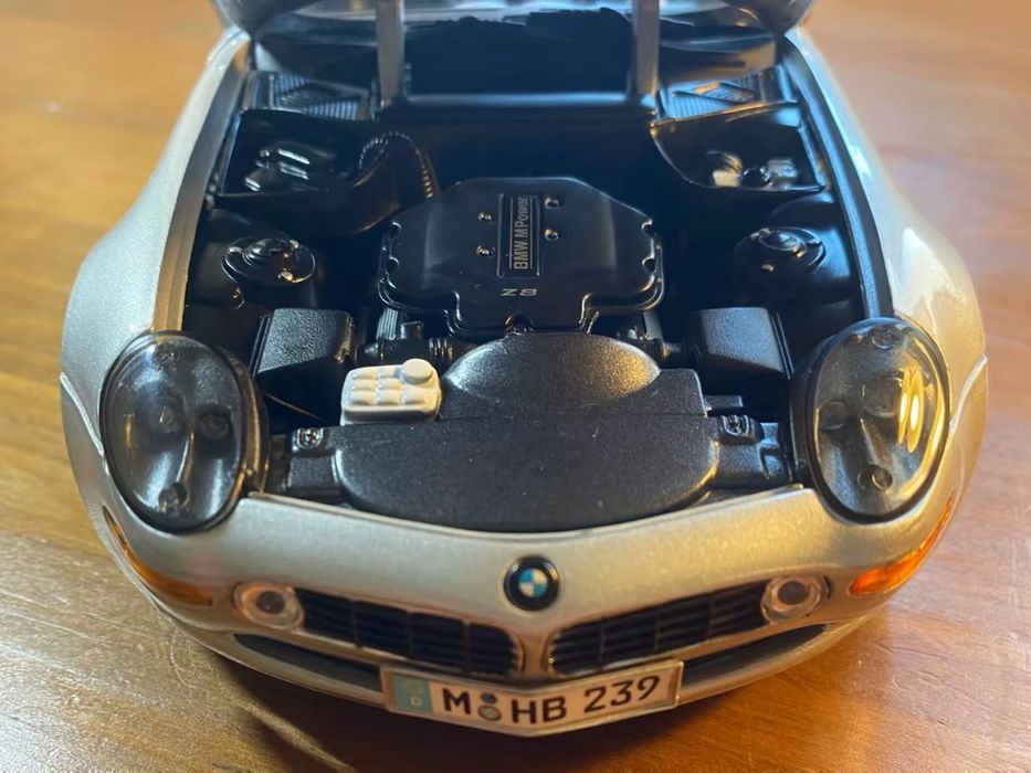 Carro miniatura BMW Z8 descapotável - Maisto - Escala 1/18