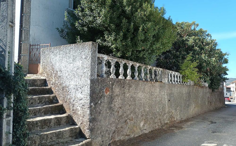 Vende-se moradia no centro de Rebordelo (Bragança)