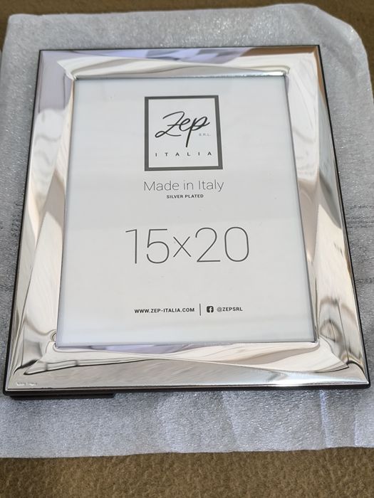 Moldura banhada a prata da marca Zep Italia.