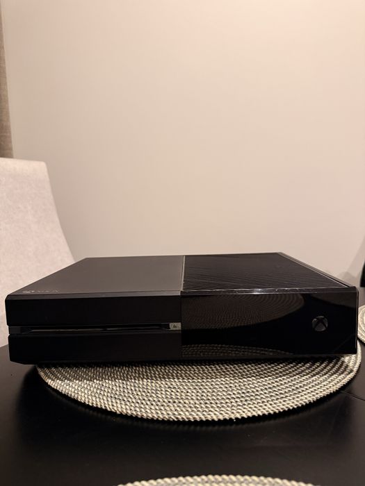 Xbox One 500 GB + Kinect + pad + gry
