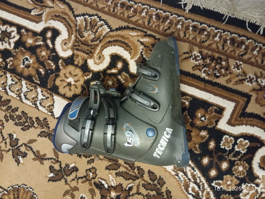 Продам лижні черевики Tecnica TS9 у робочому стані.
Підійдуть для поча