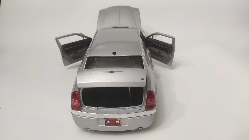 Модель Chrysler 300C Hemi 1/18 Maisto Thailand Silver
