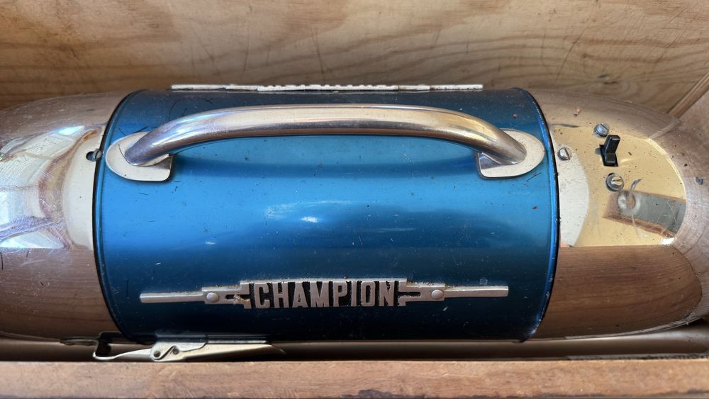 Aspirador “Champion”. Em otimo estado de concervação, e em estojo de caixa de madeira.
