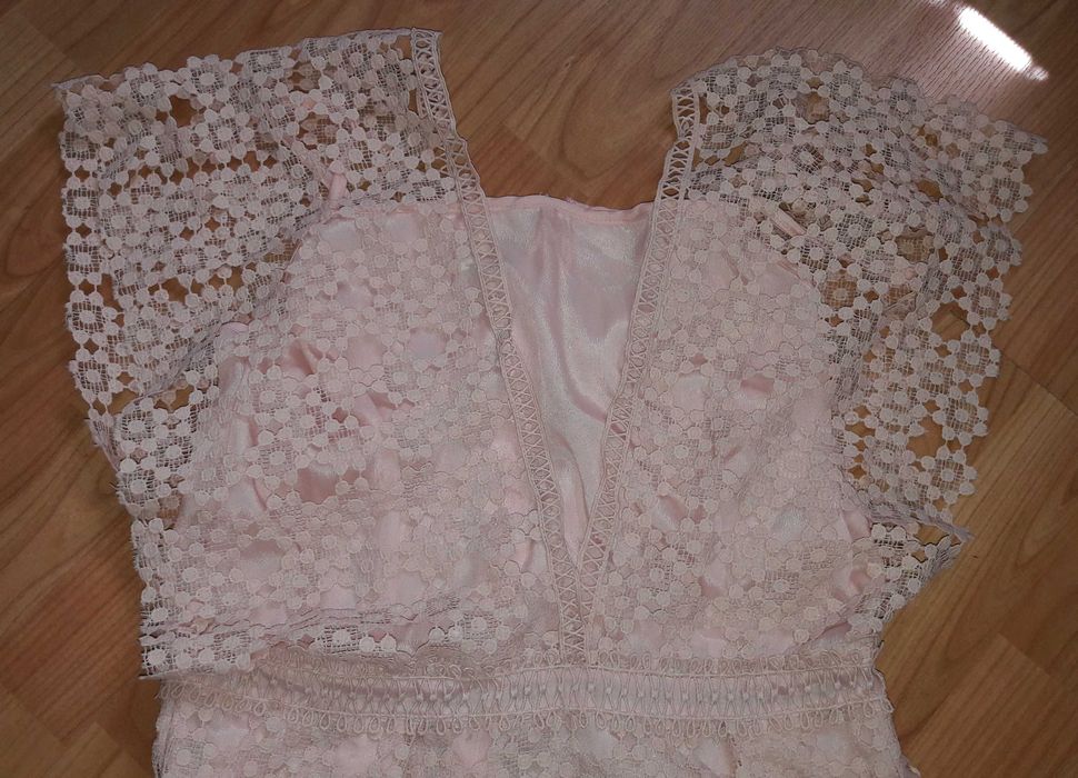 Piękna ażurowa sukienka na lato Mango L