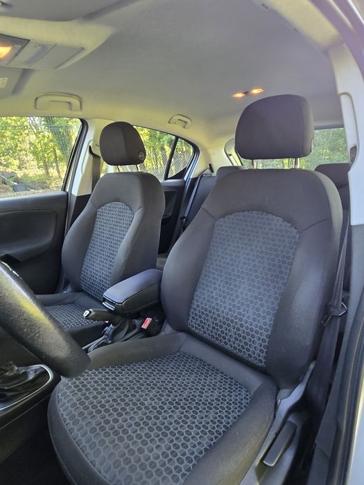 Carro em excelente estado , revisado sem nada a apontar