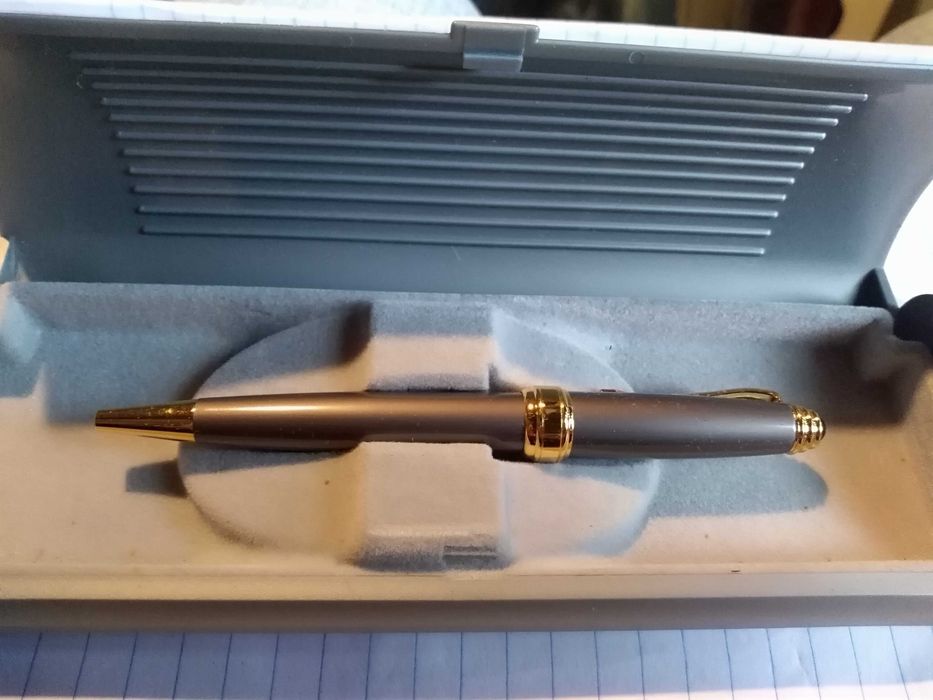 Duas canetas finas de marca italiana no estojo, uma com certificado