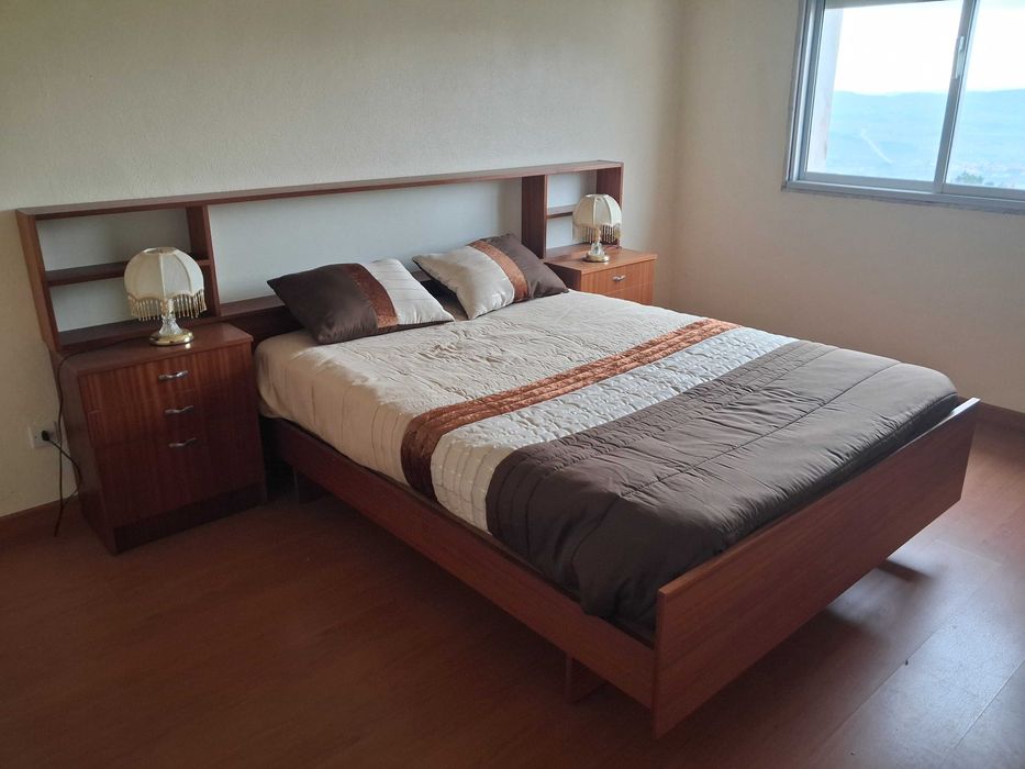quarto de casal completo em tom mel escuro – qualidade e conforto