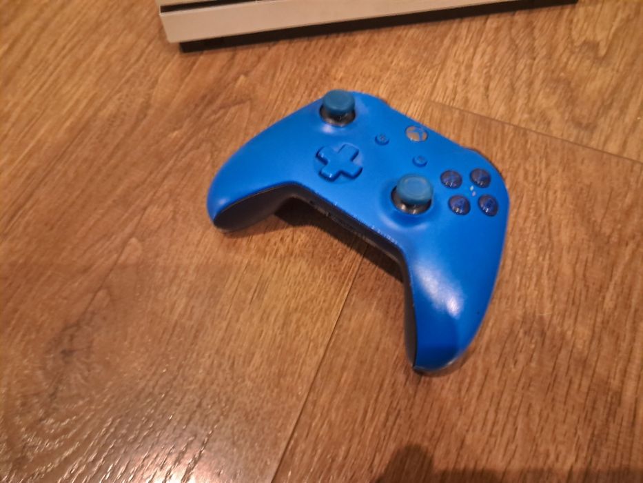 Консоль Xbox one s 1 терабайт з двома контролерами!