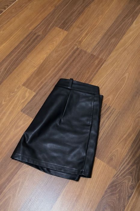 Чорні шорти під шкіру