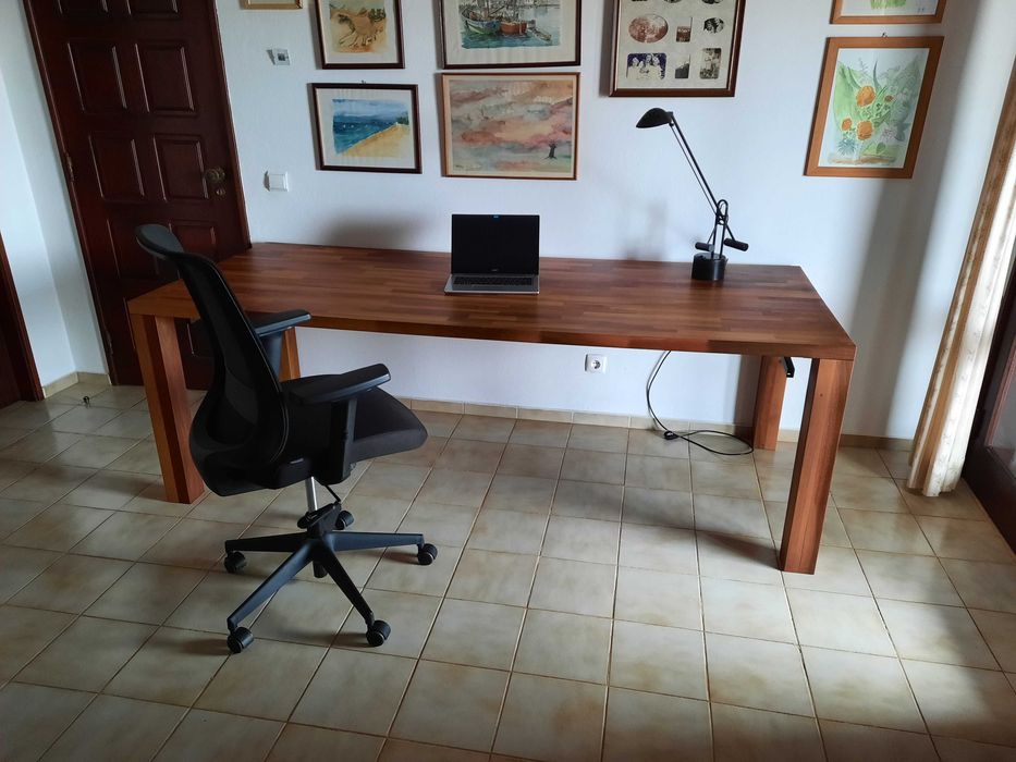 Mesa de madeira maciça de nogueira 2,20m x 0,91m - origem Suiça.