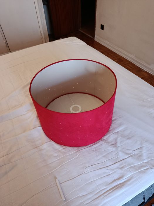 Abajur em veludo vermelho com desenhos muito discreto