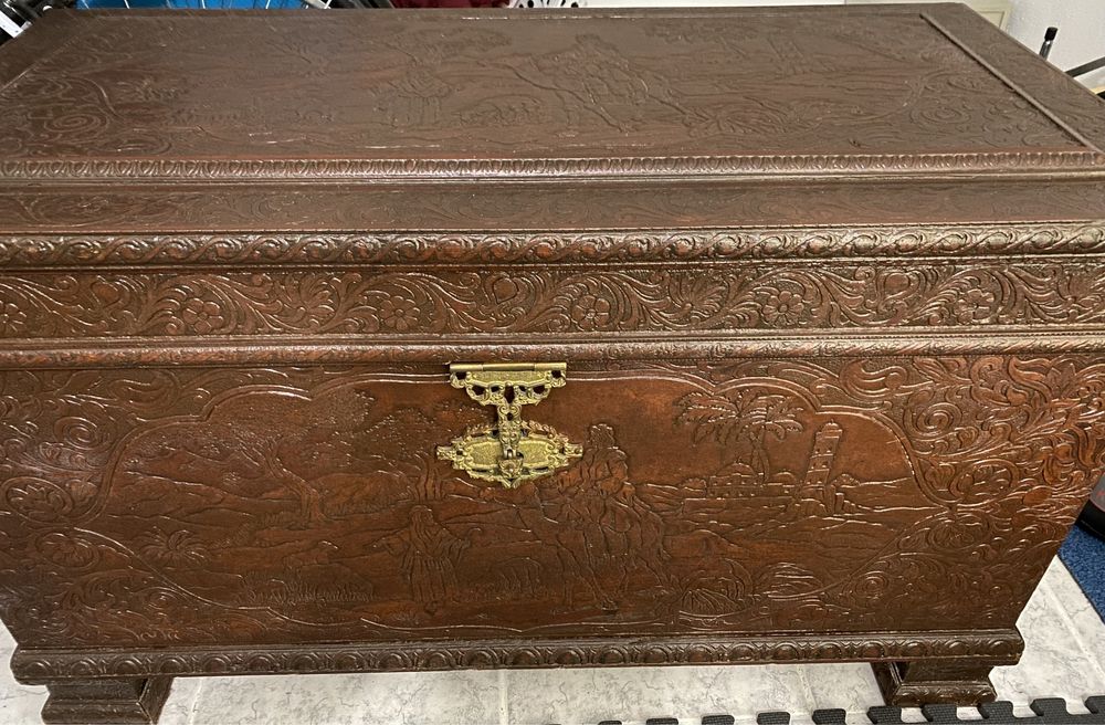 Baú/arca trabalhada em excelente estado