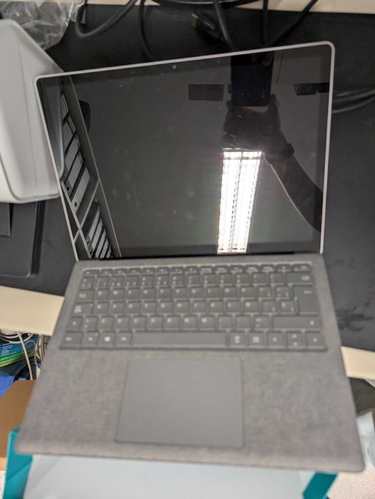 Microsoft Surface Laptop 4 AMD Ryzen5 2.20GHz 8GB 256GB SSD 13.3 touch