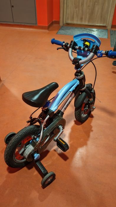 Rowerek z bocznymi kółkami.