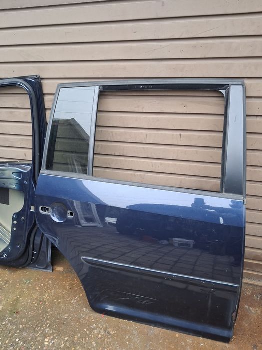 Drzwi tył prawe vw touran lift 10-15 kod LH5X