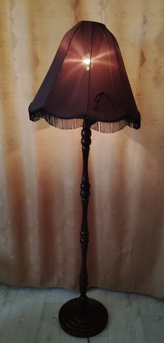 Stylowa drewniana lampa podłogowa z