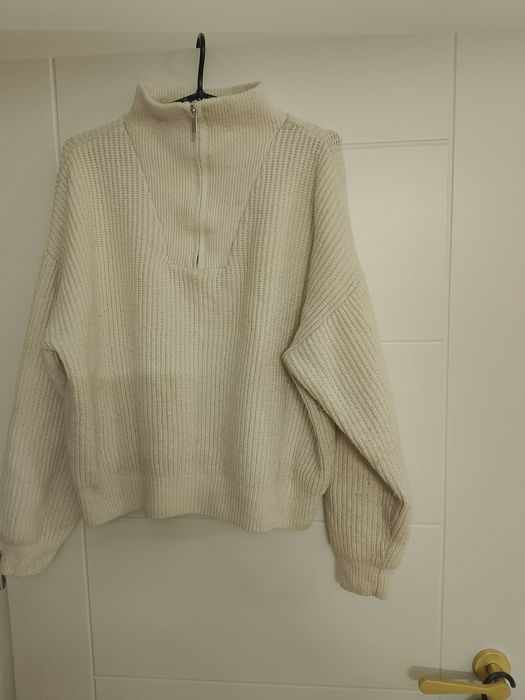 beżowy sweter damski