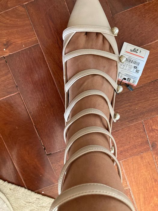 Sapatos com tiras e enfeite de botões tipo pérola 36