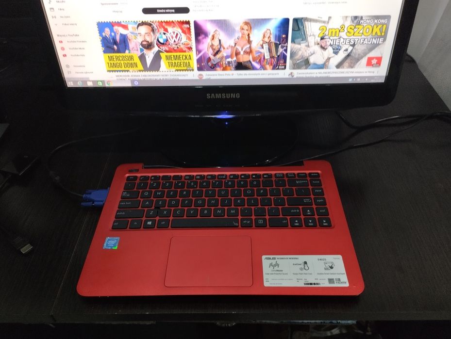 Laptop YouTube Netflix z monitorem lub bez