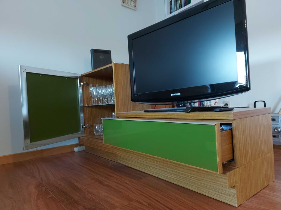 Conjunto Móvel Televisão+ Cristaleira + 2 Prateleiras NOVO PREÇO: 120€