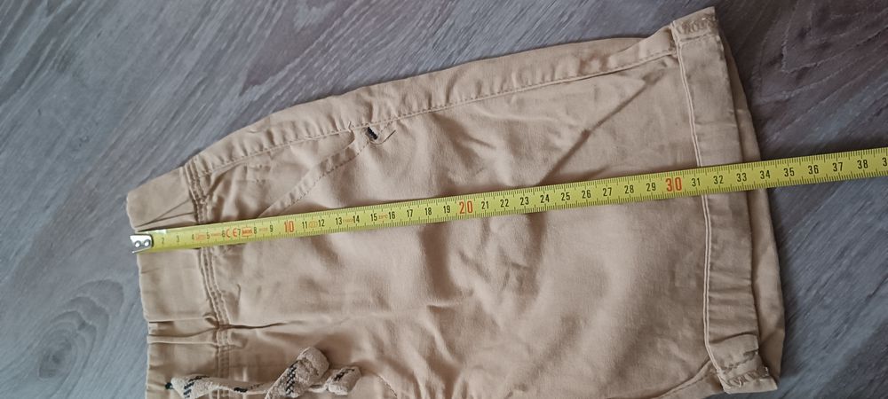 Kremowe spodenki dla chłopca 122