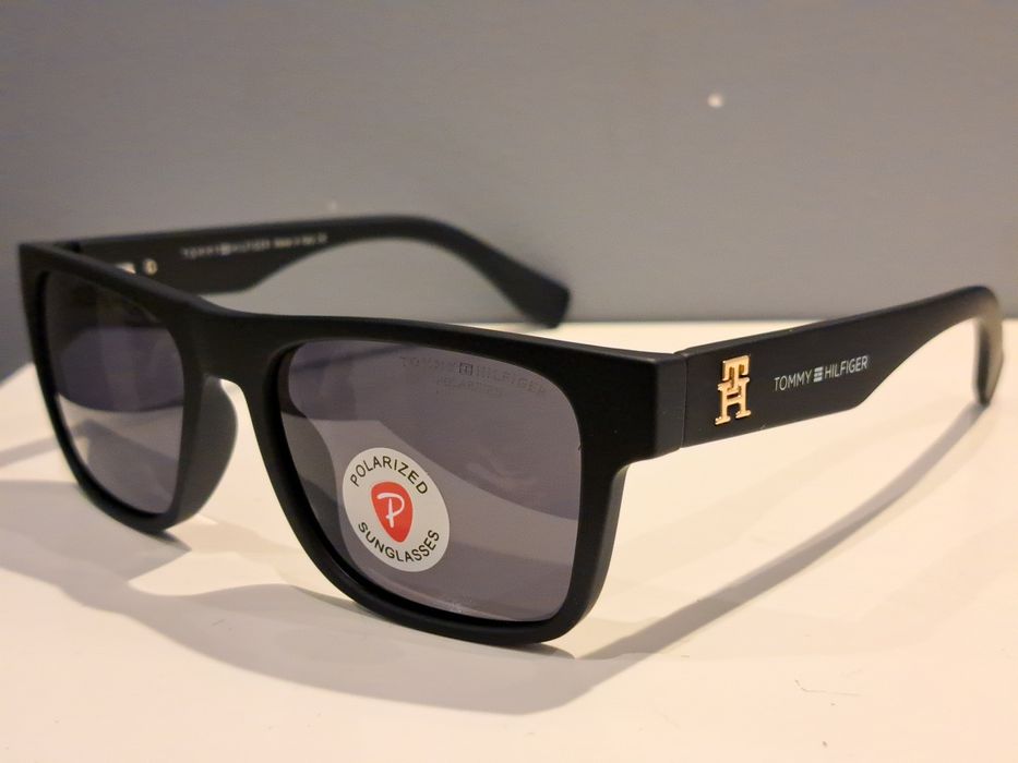 TOMMY HILFIGER męskie czarne polaryzacyjne okulary złote logo