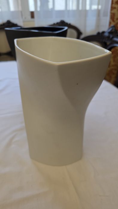 Jarra da marca VISTA ALEGRE, modelo Spiral.