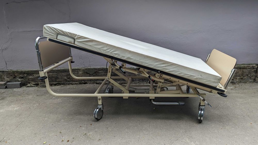 Медичне ліжко на колесах з гідравлічним приводом