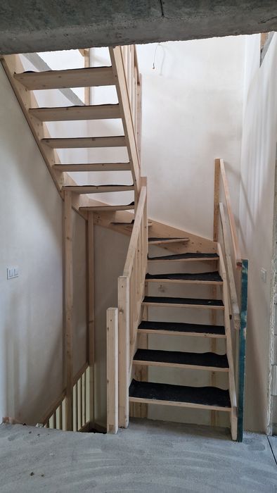 Schody sosnowe – 2 kondygnacje