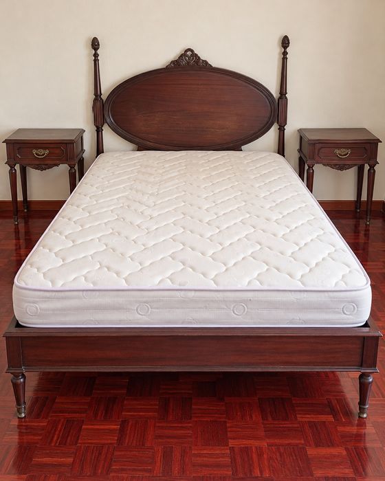 Jogo de Quarto Clássico Vintage: Cama + Colchão + 2 Mesinhas + Cómoda