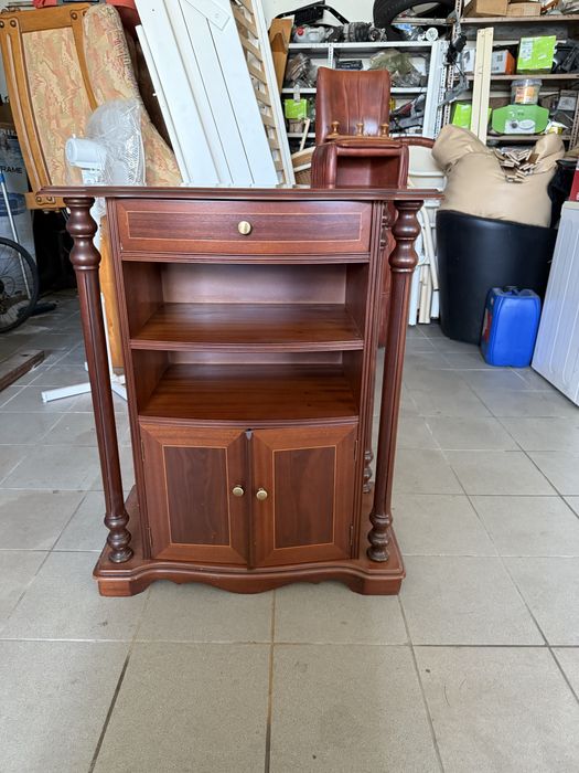 Móvel classico em madeira