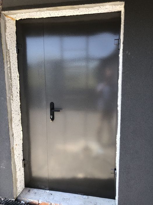 Двері в підвал технічні кладовку металеві з замком.