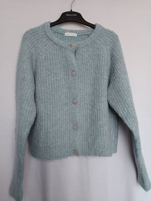 Sweter z ozdobnymi guzikami