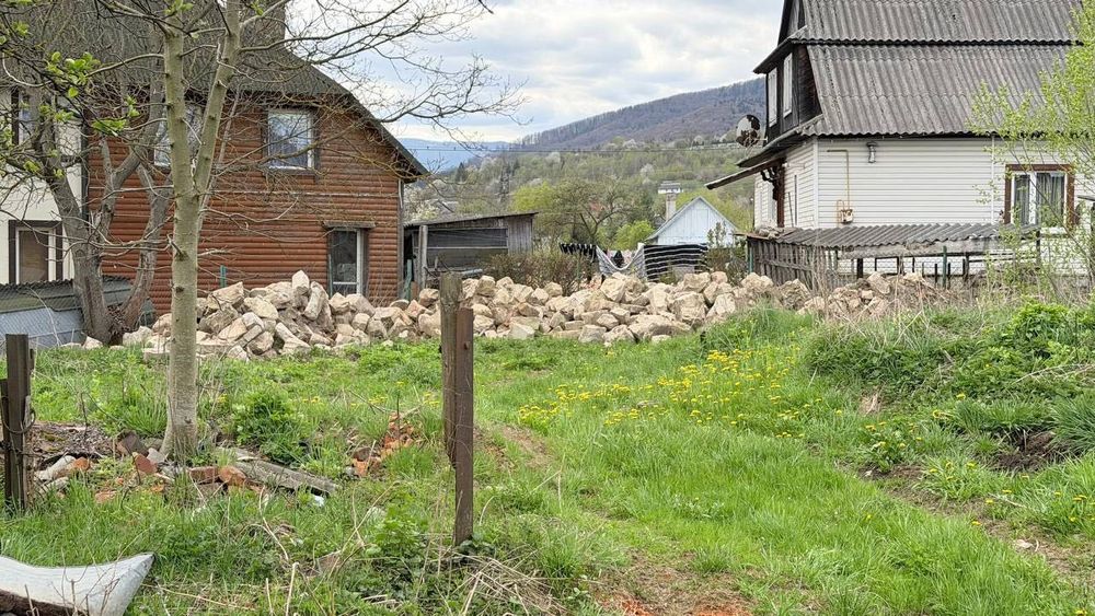 Продаж фасадної земельної ділянки з будинком у м. Яремче, уч. Дора Локація: район АТБ та UPG