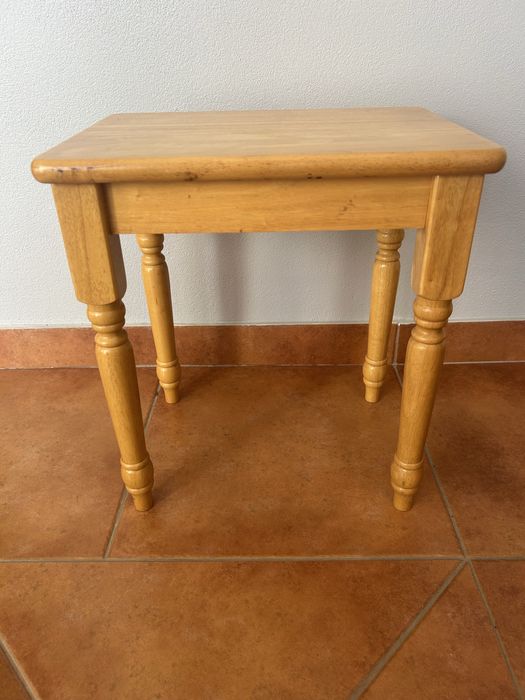 Bengaleiro e Mesa de apoio de madeira