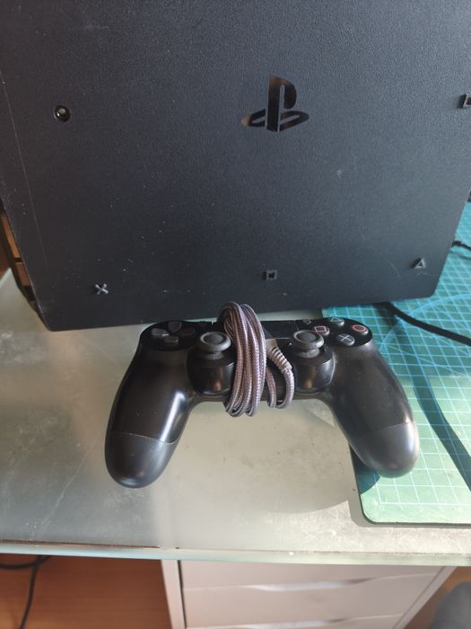 PS4. Pro.   Com vários jogos