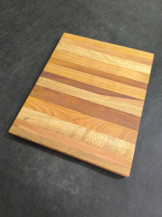 Dębowa deska do krojenia i serwowania posiłków 37x30x3cm  - klejonka