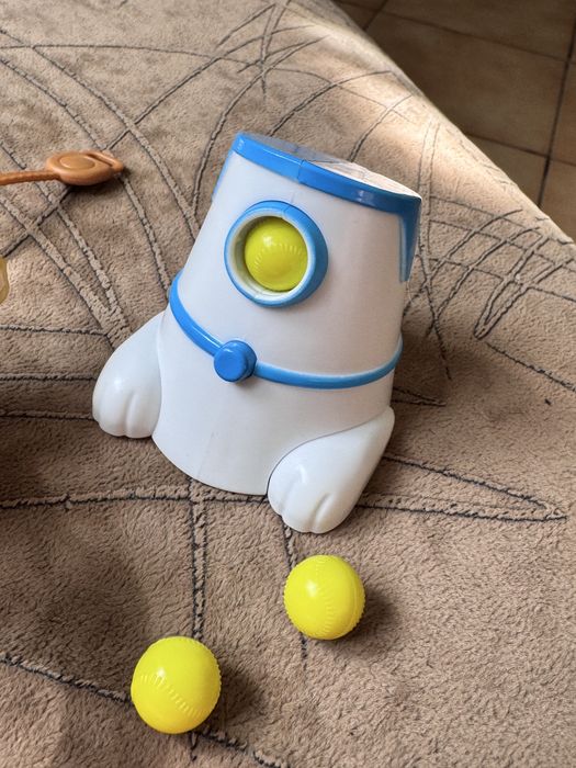 Іграшкова собачка з пулялкою для мʼячів, жилетом, повідком, мискою