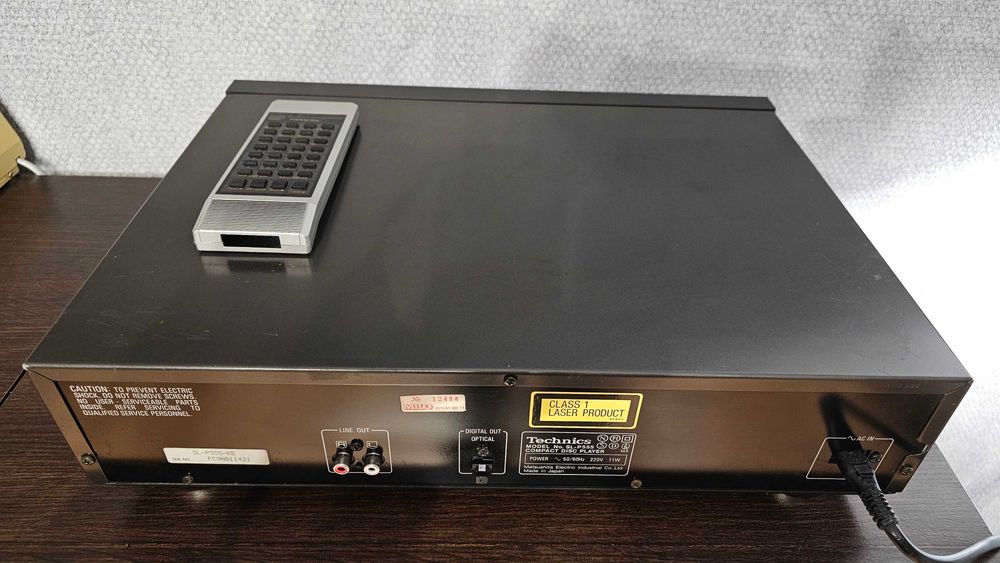 Odtwarzacz CD firmy TECHNICS model SL-P555 + Pilot.